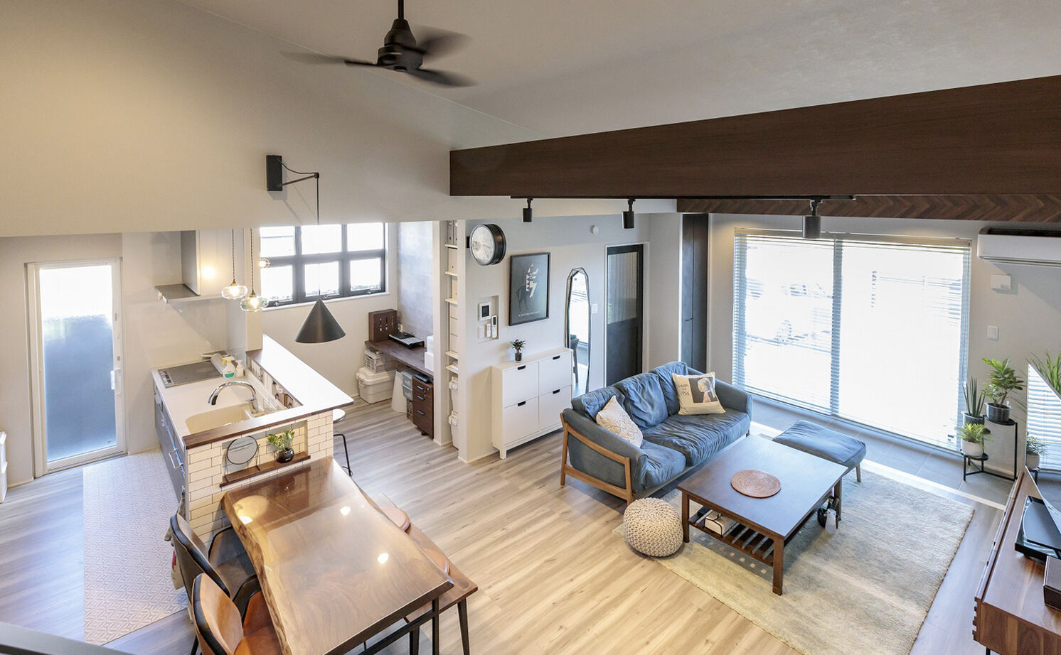 アキュラホーム（AQ Group） 吹き抜けと間接照明が織りなす、開放的な平屋の暮らしの建築実例画像4