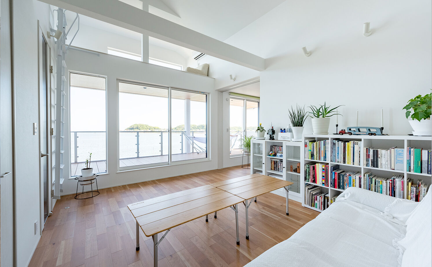 アキュラホーム（AQ Group） 碧い湖のほとりで過ごす白壁のリゾートスタイルの家の建築実例画像3