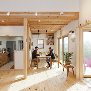 かみえ工務店 【1500万円～2000万円／大阪府富田林市】自然素材のあったか木の家　高台バルコニーで飲むコーヒーが最高の建築実例画像2