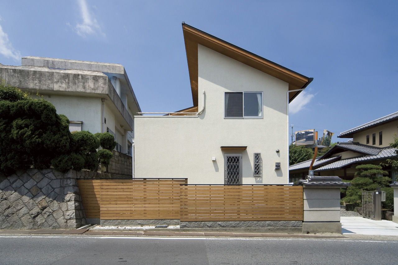 かみえ工務店 【2000万円台】大きな吹抜け、大きな窓から光がいっぱい。「空のある家」の建築実例画像2