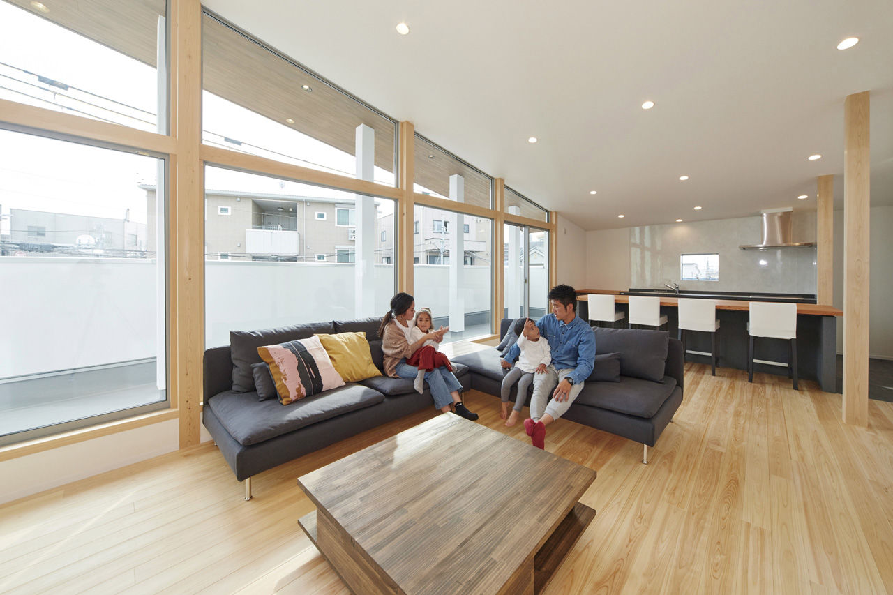 かみえ工務店 【2000万円台／大阪府岸和田市】２階に配置したLDKの壁一面ガラス張りは圧巻！スタイリッシュな「木の家」の建築実例画像1