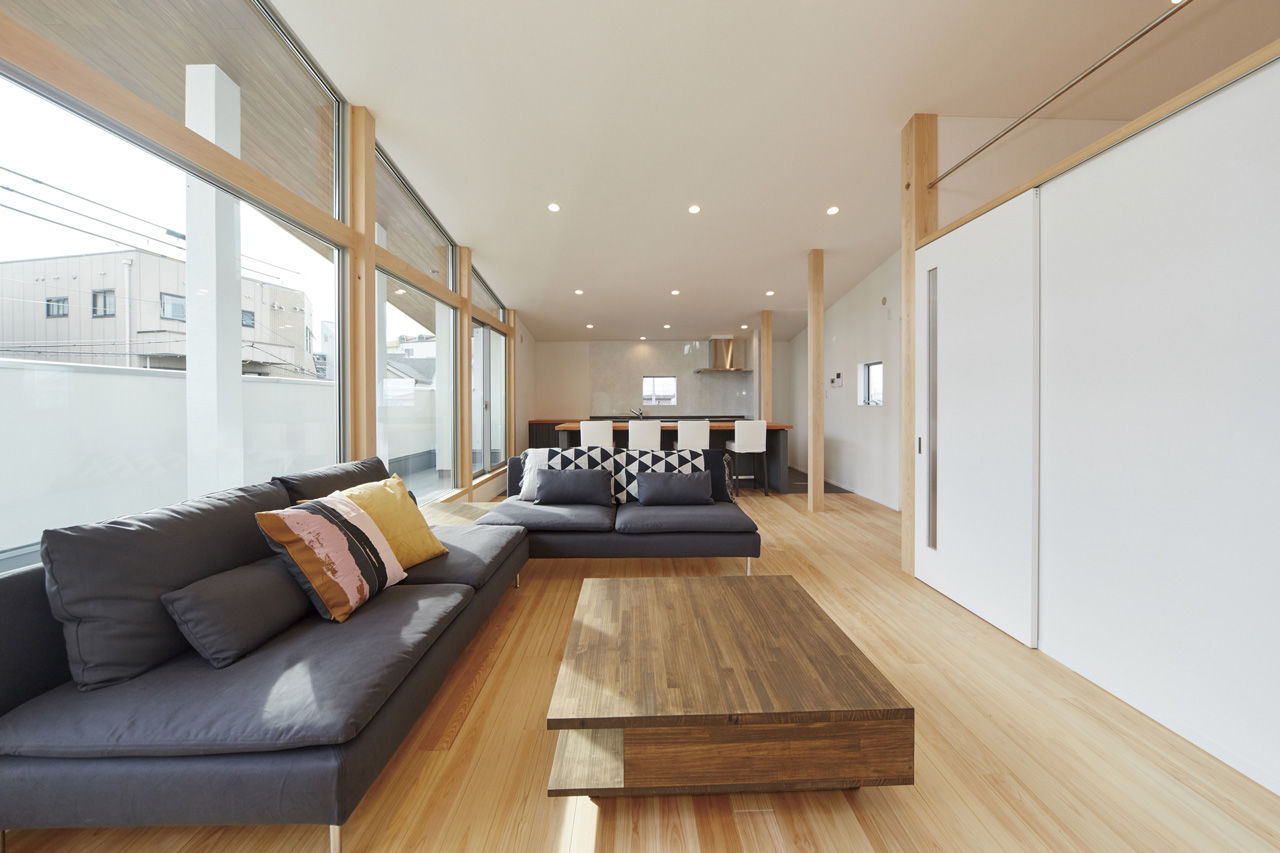 かみえ工務店 【2000万円台／大阪府岸和田市】２階に配置したLDKの壁一面ガラス張りは圧巻！スタイリッシュな「木の家」の建築実例画像4