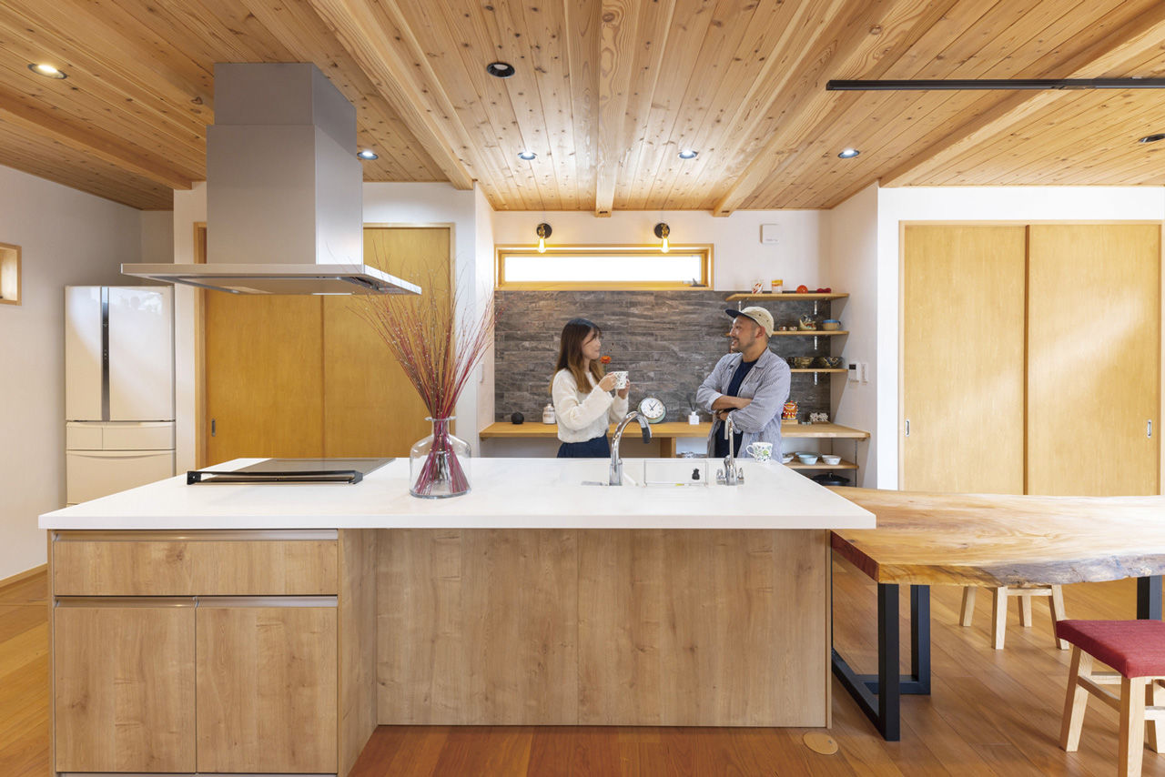 かみえ工務店 【1000万円台】タテにヨコに広がる「木の家」は、和を控えたナチュラルスタイルの建築実例画像3