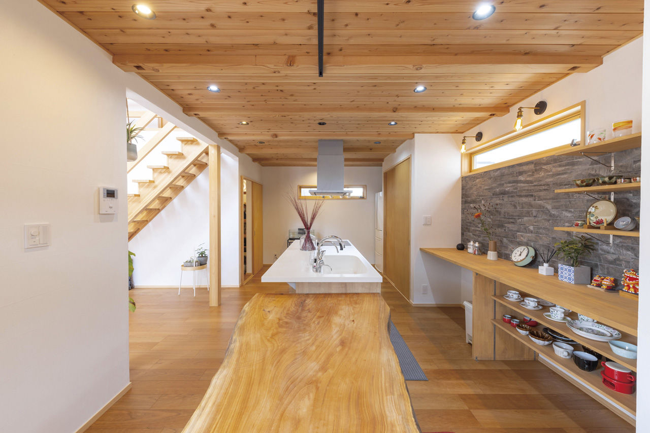 かみえ工務店 【1000万円台】タテにヨコに広がる「木の家」は、和を控えたナチュラルスタイルの建築実例画像4