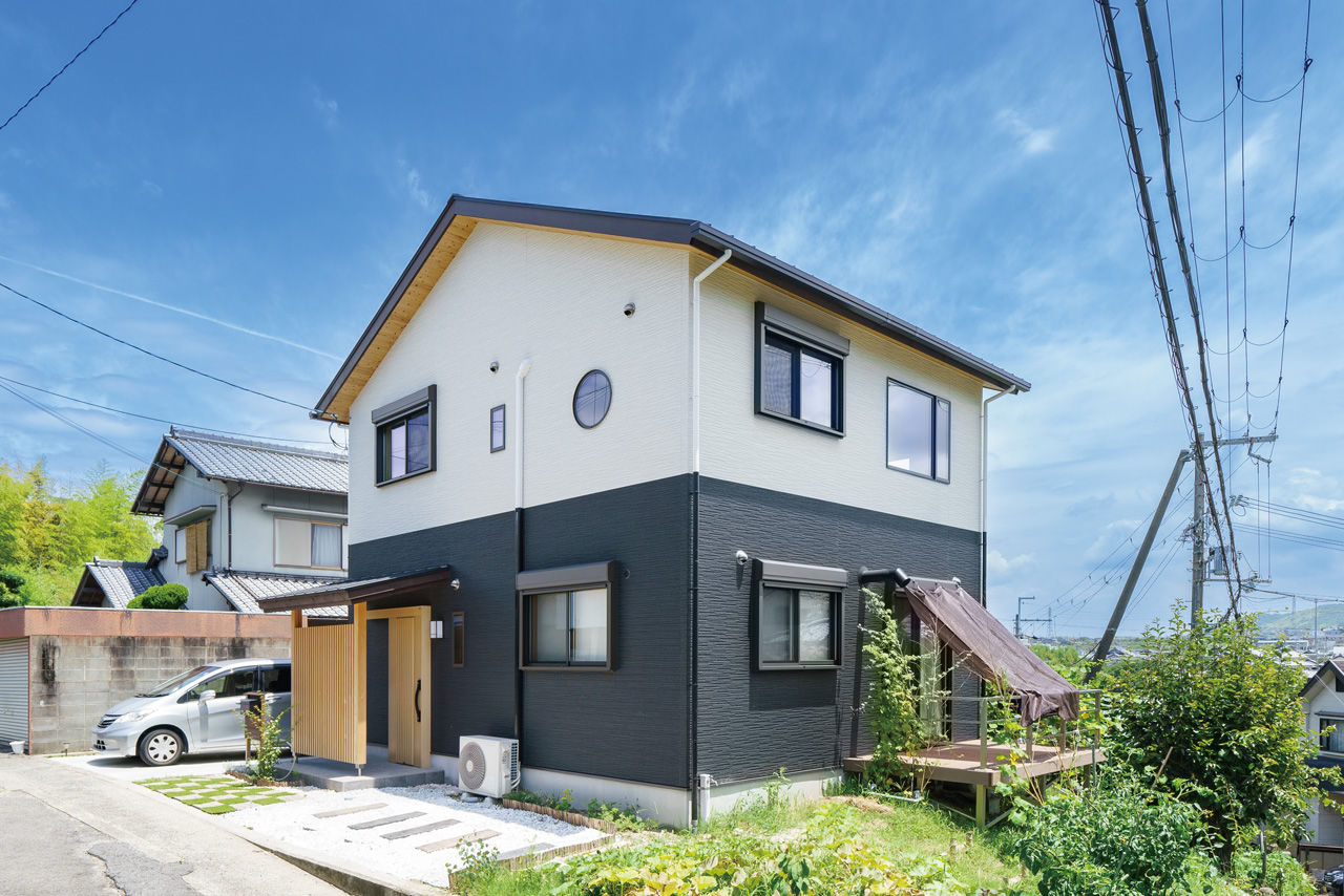 かみえ工務店 【2000万円台】大きな吹抜けで、１階と２階の一体感を演出。「暖炉のある木の家」の建築実例画像2