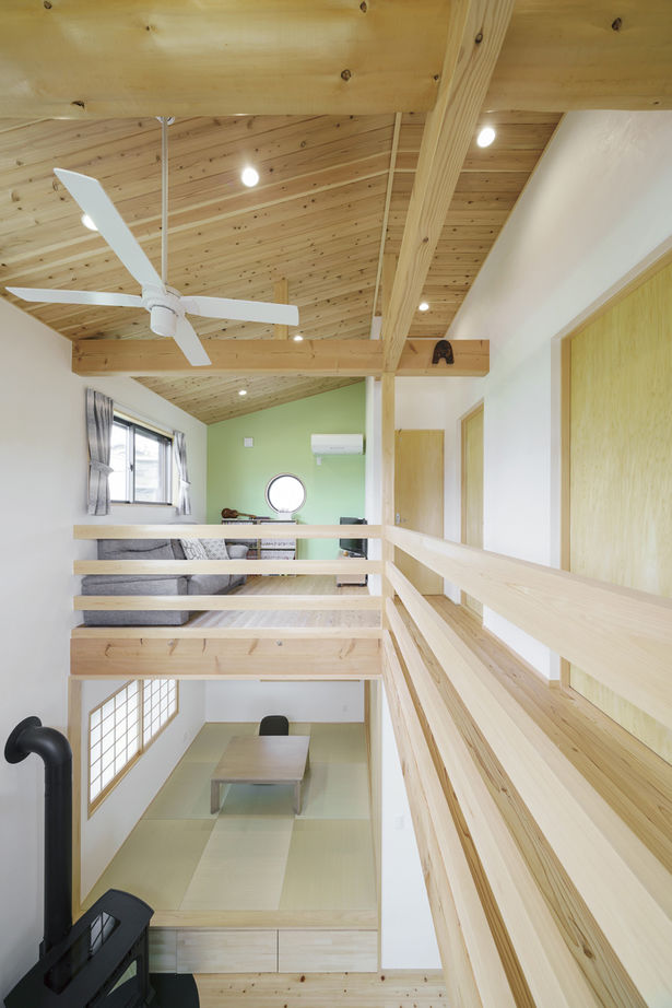 かみえ工務店 【2000万円台】大きな吹抜けで、１階と２階の一体感を演出。「暖炉のある木の家」の建築実例画像3