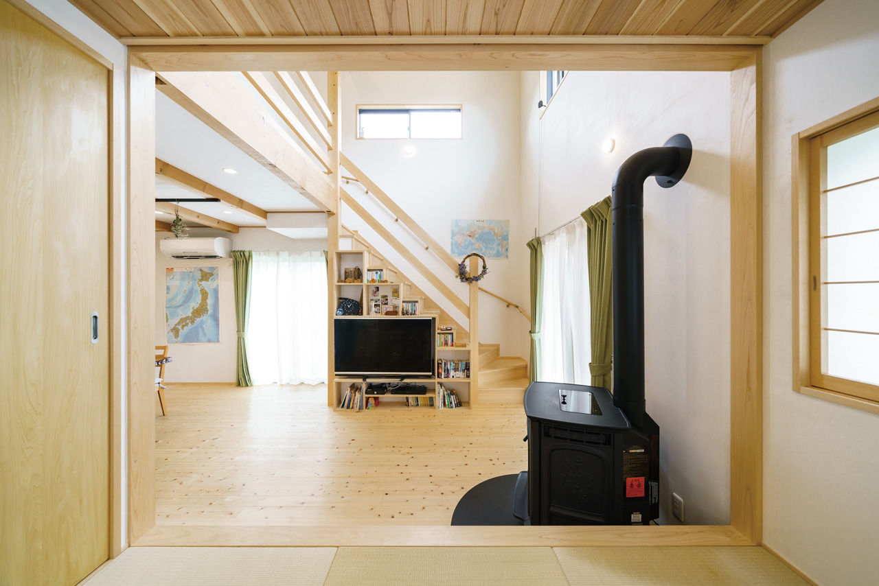 かみえ工務店 【2000万円台】大きな吹抜けで、１階と２階の一体感を演出。「暖炉のある木の家」の建築実例画像4