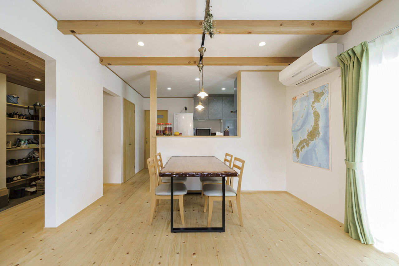 かみえ工務店 【2000万円台】大きな吹抜けで、１階と２階の一体感を演出。「暖炉のある木の家」の建築実例画像5