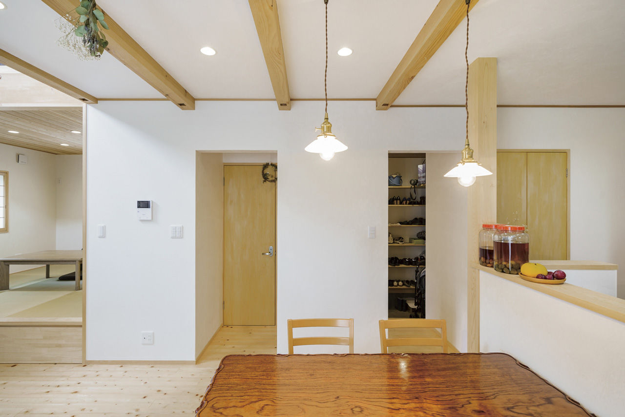 かみえ工務店 【2000万円台】大きな吹抜けで、１階と２階の一体感を演出。「暖炉のある木の家」の建築実例画像6