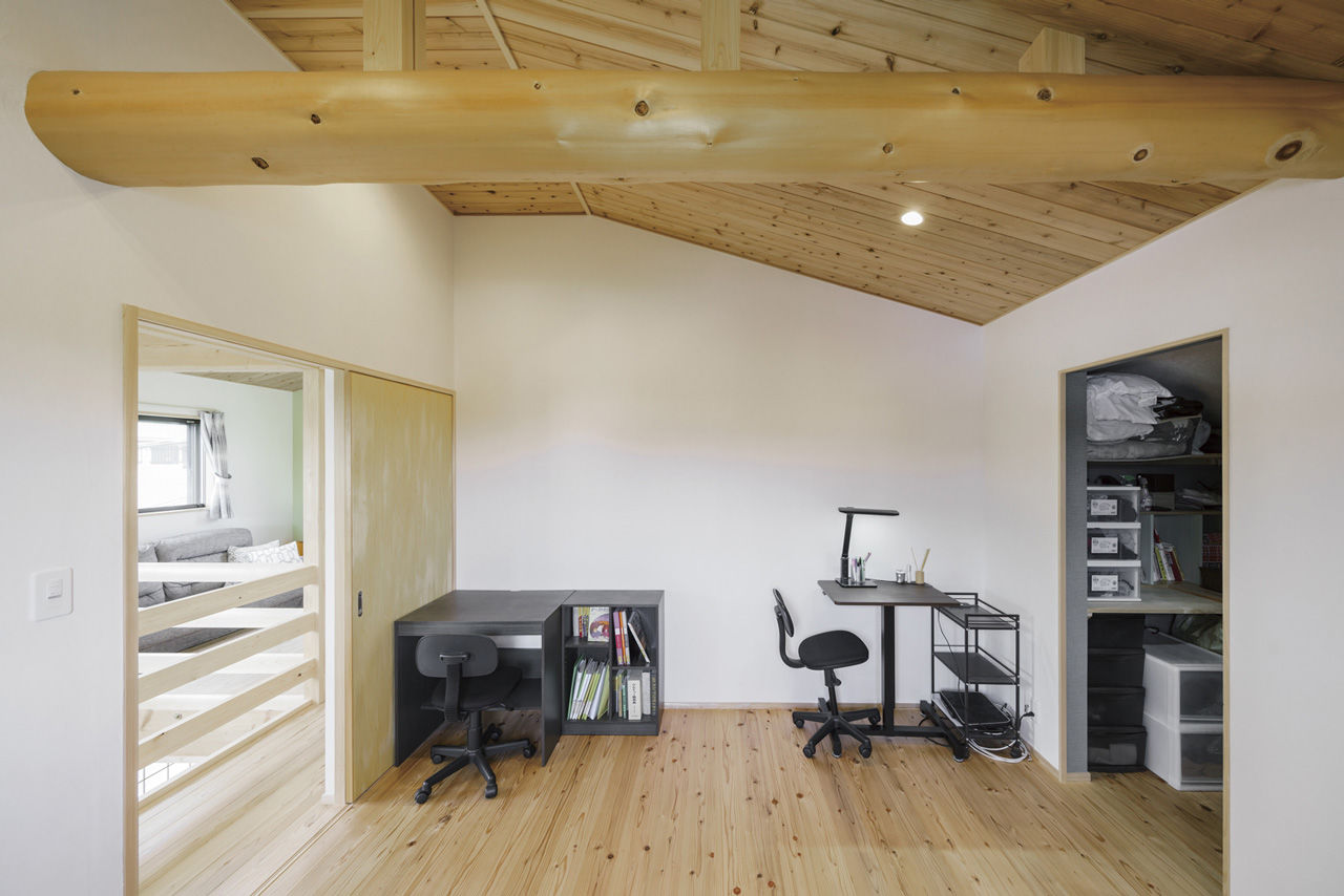 かみえ工務店 【2000万円台】大きな吹抜けで、１階と２階の一体感を演出。「暖炉のある木の家」の建築実例画像7