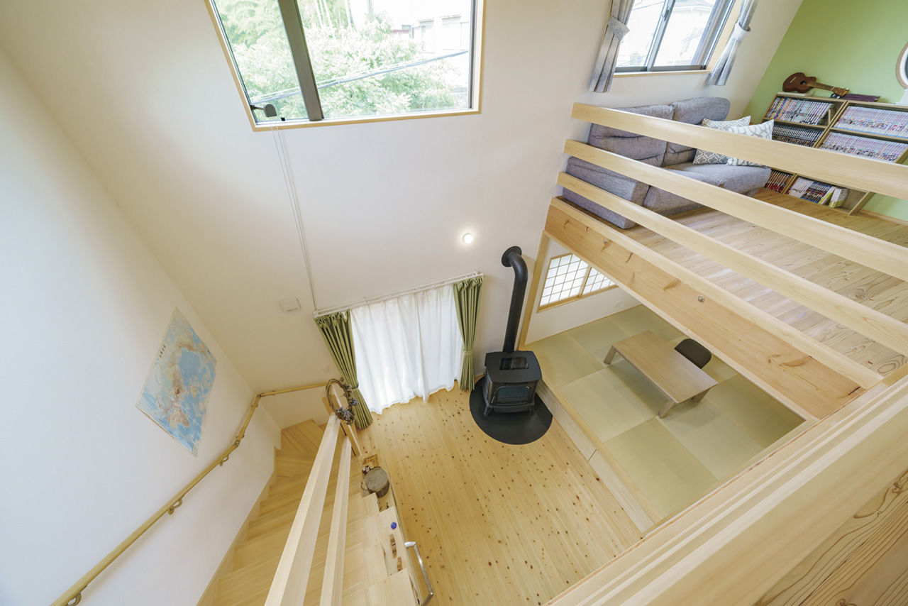 かみえ工務店 【2000万円台】大きな吹抜けで、１階と２階の一体感を演出。「暖炉のある木の家」の建築実例画像8