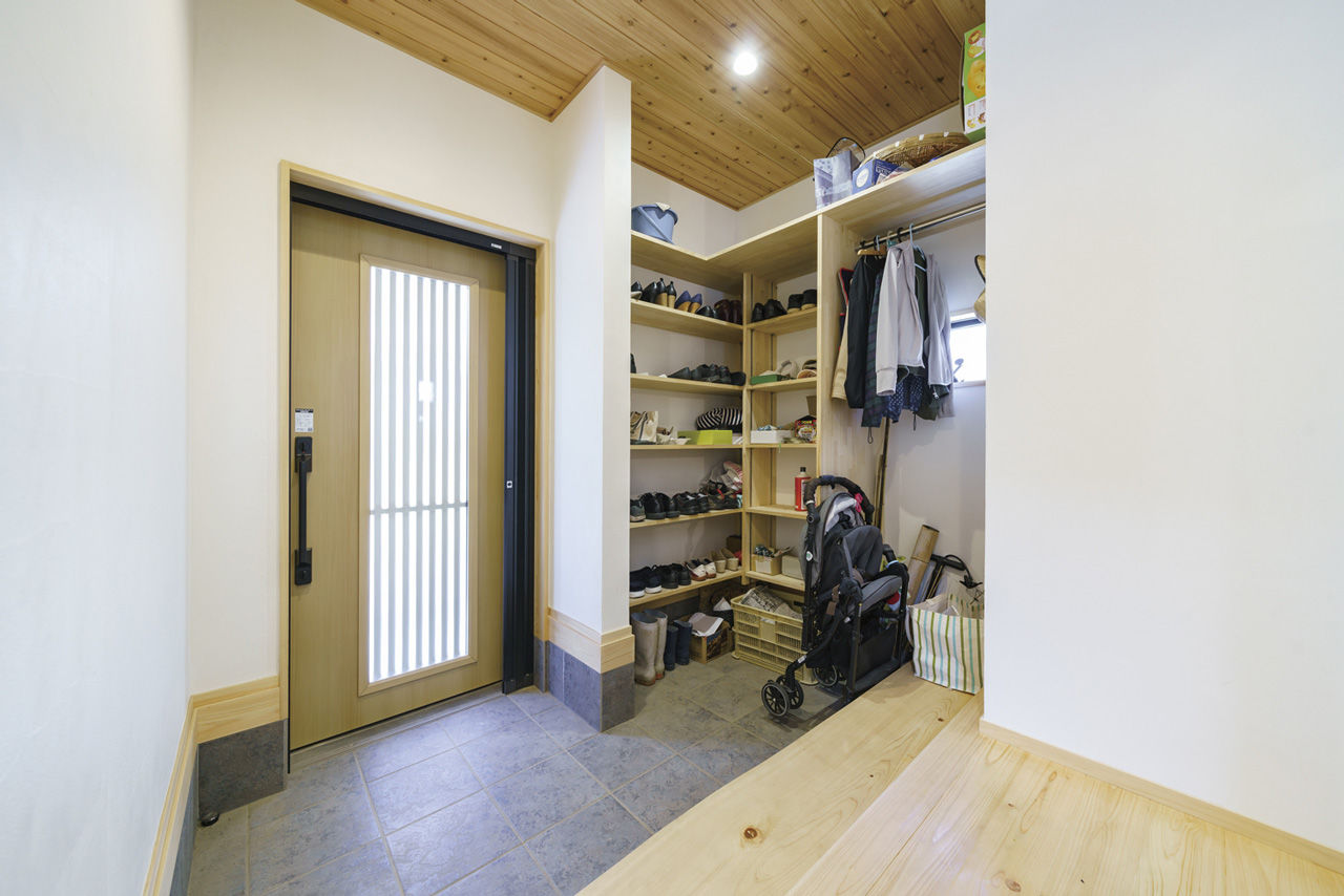 かみえ工務店 【2000万円台】大きな吹抜けで、１階と２階の一体感を演出。「暖炉のある木の家」の建築実例画像9