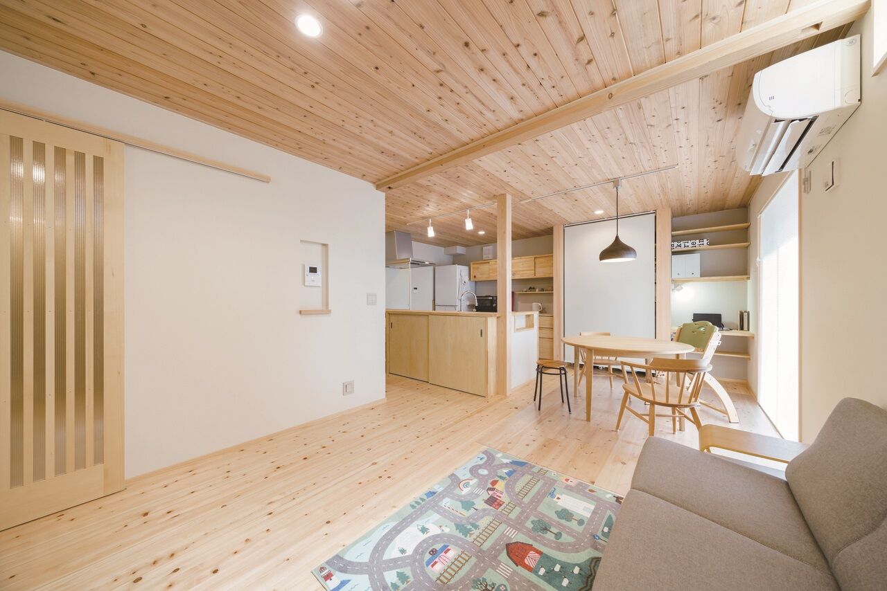 かみえ工務店 【2000万円台前半】１階も２階も回遊動線がポイント。２階に図書コーナーのある開放的な「木の家」の建築実例画像2