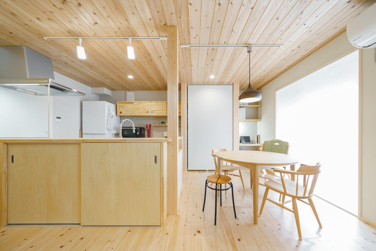 かみえ工務店 【2000万円台前半】１階も２階も回遊動線がポイント。２階に図書コーナーのある開放的な「木の家」の建築実例画像3