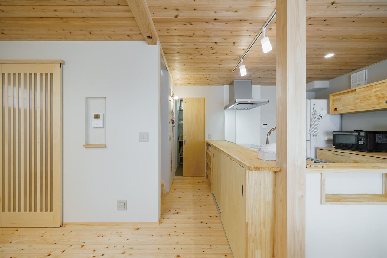 かみえ工務店 【2000万円台前半】１階も２階も回遊動線がポイント。２階に図書コーナーのある開放的な「木の家」の建築実例画像5