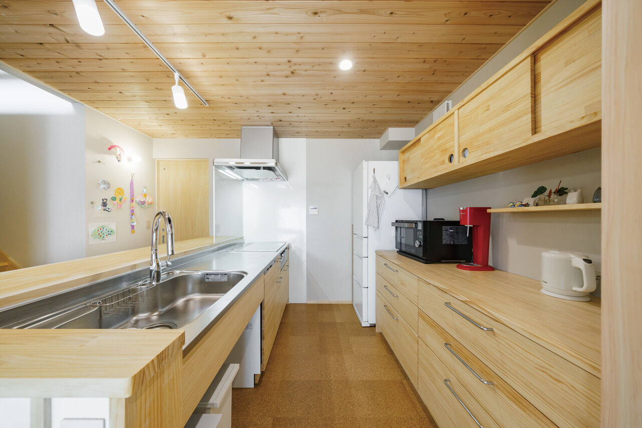 かみえ工務店 【2000万円台前半】１階も２階も回遊動線がポイント。２階に図書コーナーのある開放的な「木の家」の建築実例画像6