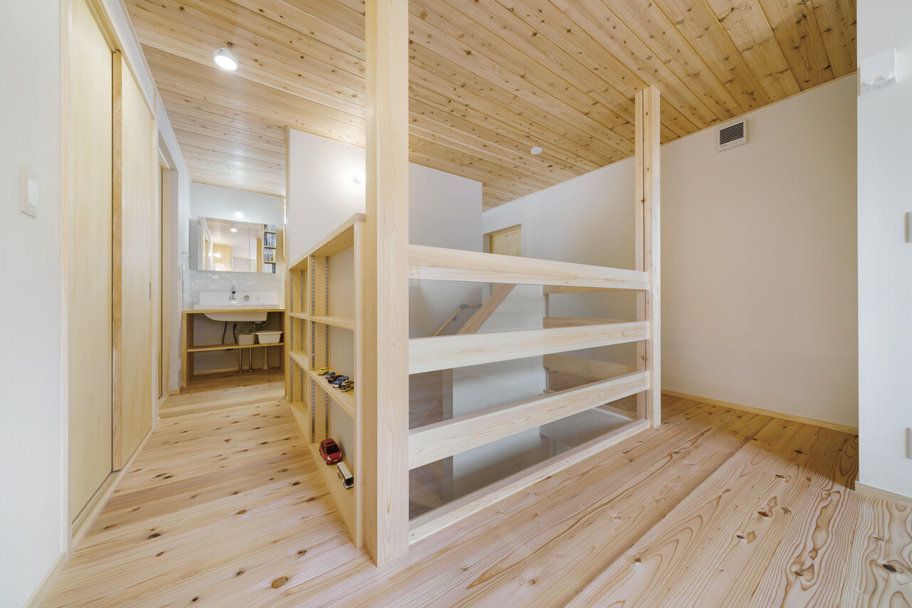 かみえ工務店 【2000万円台前半】１階も２階も回遊動線がポイント。２階に図書コーナーのある開放的な「木の家」の建築実例画像7