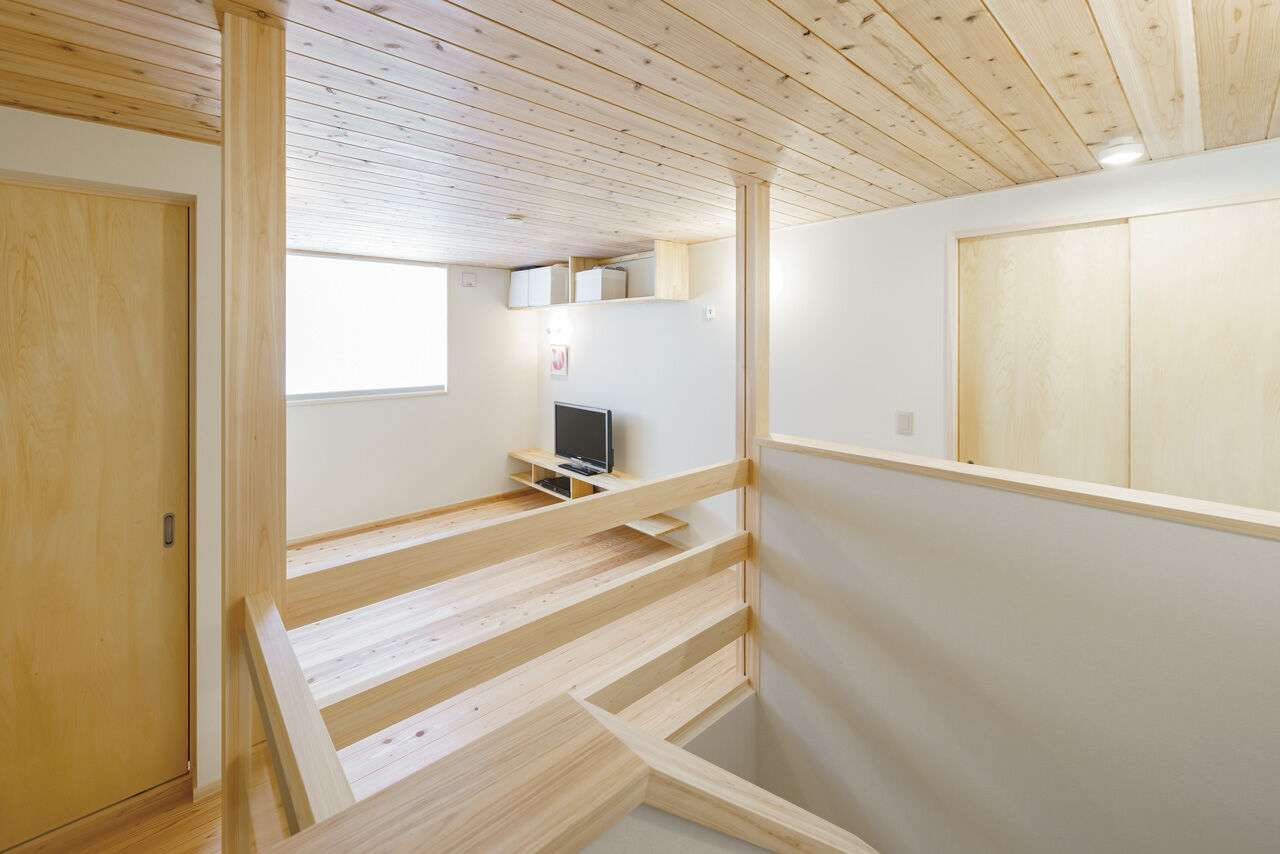 かみえ工務店 【2000万円台前半】１階も２階も回遊動線がポイント。２階に図書コーナーのある開放的な「木の家」の建築実例画像8