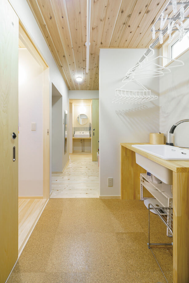 かみえ工務店 【2000万円台前半】１階も２階も回遊動線がポイント。２階に図書コーナーのある開放的な「木の家」の建築実例画像9