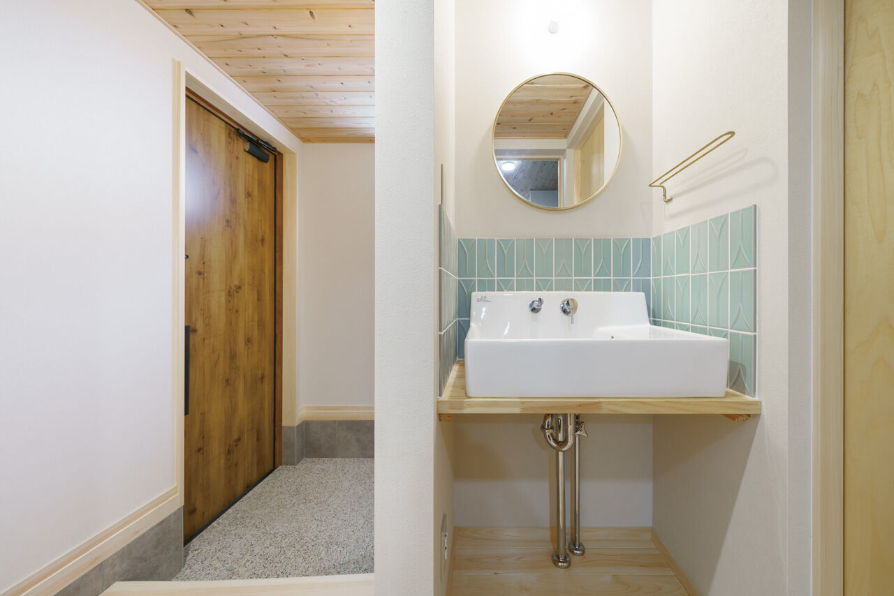 かみえ工務店 【2000万円台前半】１階も２階も回遊動線がポイント。２階に図書コーナーのある開放的な「木の家」の建築実例画像10