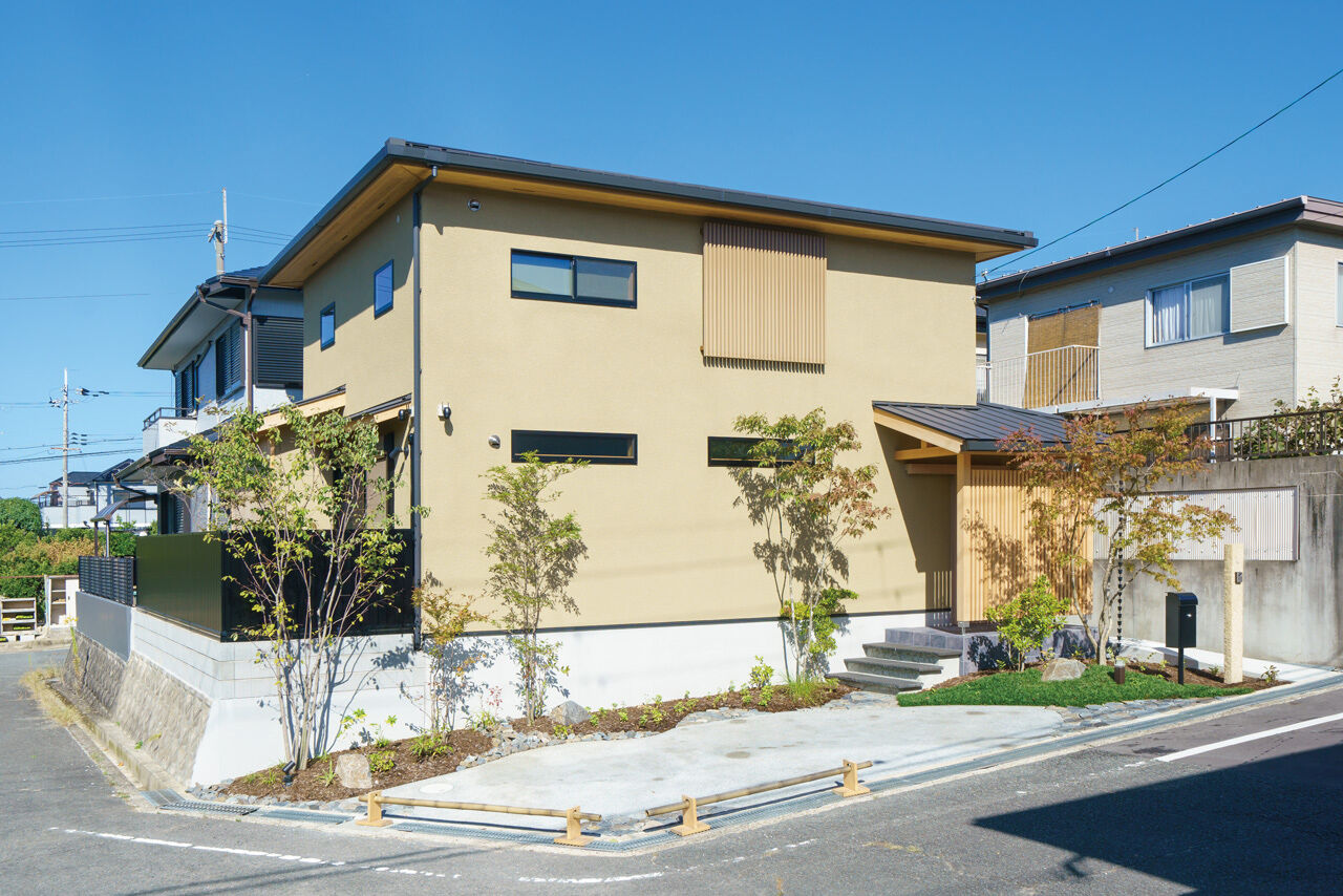 かみえ工務店 【2000万円台前半】吹抜けやウッドデッキで抜け感のあるLDKに。無節の桧が美しい「自然素材の家」の建築実例画像2