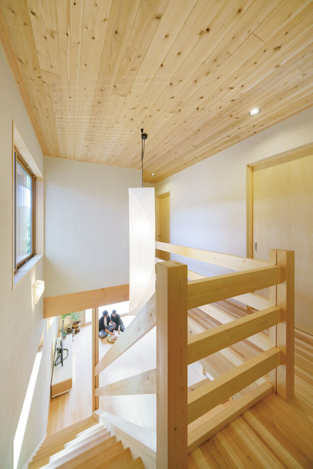 かみえ工務店 【2000万円台前半】吹抜けやウッドデッキで抜け感のあるLDKに。無節の桧が美しい「自然素材の家」の建築実例画像3