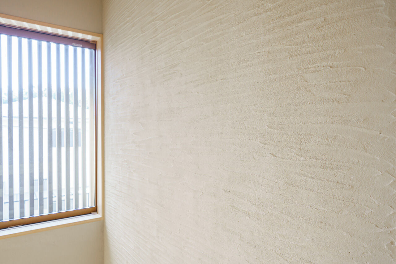 かみえ工務店 【2000万円台前半】吹抜けやウッドデッキで抜け感のあるLDKに。無節の桧が美しい「自然素材の家」の建築実例画像4