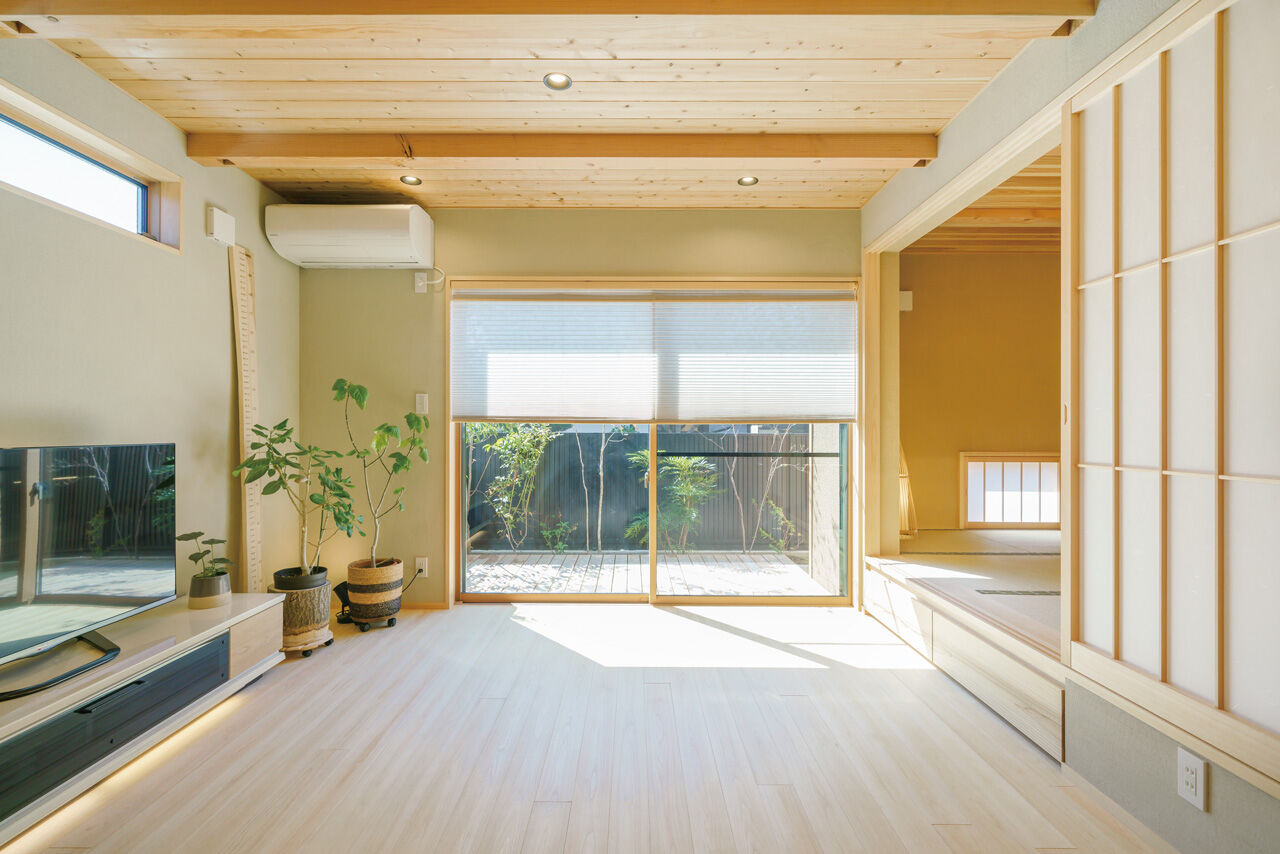 かみえ工務店 【2000万円台前半】吹抜けやウッドデッキで抜け感のあるLDKに。無節の桧が美しい「自然素材の家」の建築実例画像5