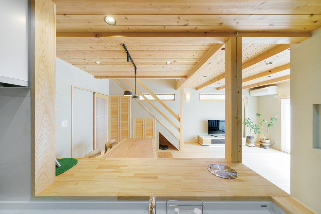 かみえ工務店 【2000万円台前半】吹抜けやウッドデッキで抜け感のあるLDKに。無節の桧が美しい「自然素材の家」の建築実例画像6