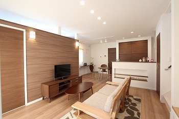 プラネットホーム すっきりスクエアデザインの外観と、ミッドセンチュリーテイストなインテリアが素敵なお家の建築実例画像2