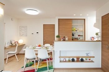 プラネットホーム 北欧風のポップな家具がマッチする可愛いお家の建築実例画像