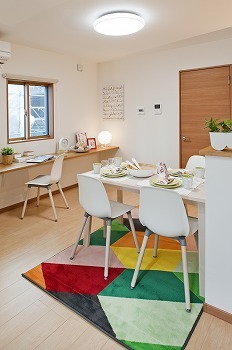 プラネットホーム 北欧風のポップな家具がマッチする可愛いお家の建築実例画像2