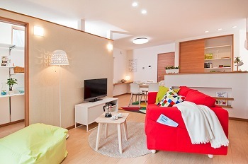 プラネットホーム 北欧風のポップな家具がマッチする可愛いお家の建築実例画像3