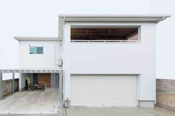 プラネットホーム 二世帯が快適に過ごせるインナーガレージ住宅の建築実例画像2