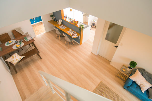 プラネットホーム 吹き抜けの大空間リビングとスケルトン階段が家族をつなぐ、ナチュラルモダンテイストの家の建築実例画像2