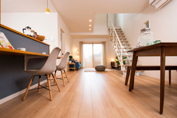 プラネットホーム 吹き抜けの大空間リビングとスケルトン階段が家族をつなぐ、ナチュラルモダンテイストの家の建築実例画像3