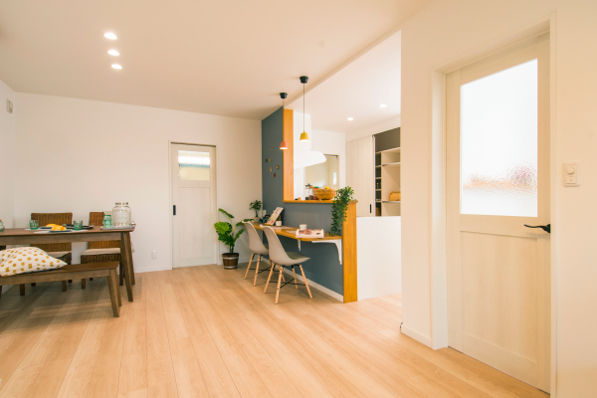 プラネットホーム 吹き抜けの大空間リビングとスケルトン階段が家族をつなぐ、ナチュラルモダンテイストの家の建築実例画像4