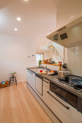 プラネットホーム 吹き抜けの大空間リビングとスケルトン階段が家族をつなぐ、ナチュラルモダンテイストの家の建築実例画像5