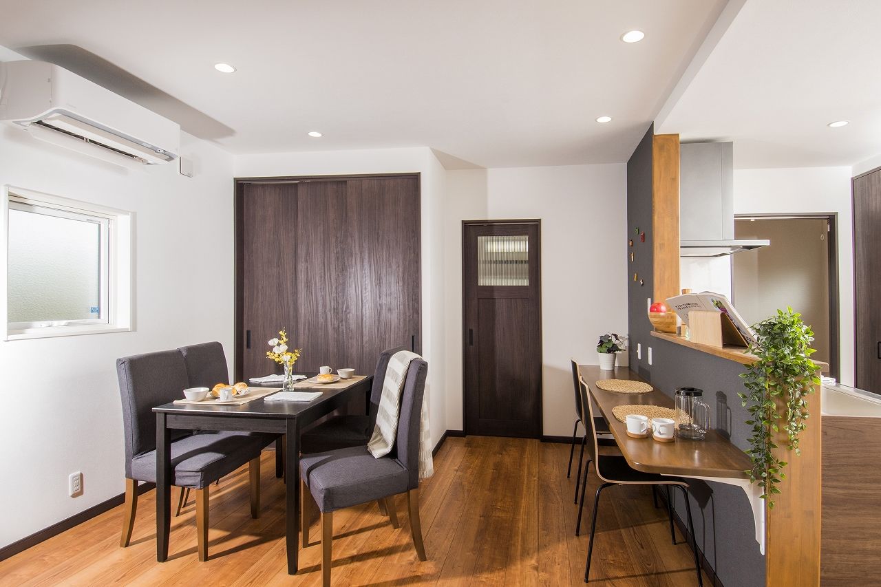 プラネットホーム 【本体価格1,755万円】シックな装いで統一された、上質さを感じる和モダンテイストの家の建築実例画像2