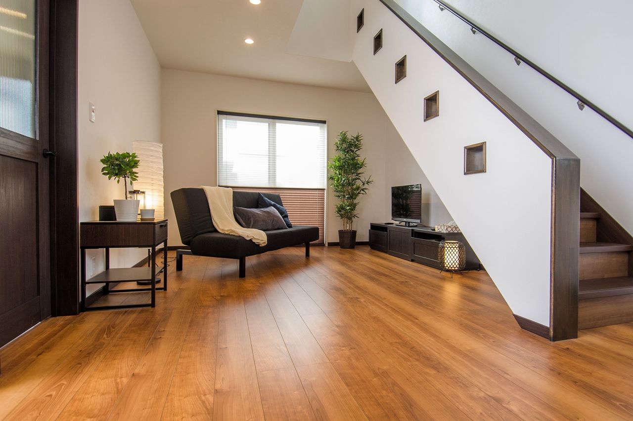 プラネットホーム 【本体価格1,755万円】シックな装いで統一された、上質さを感じる和モダンテイストの家の建築実例画像3