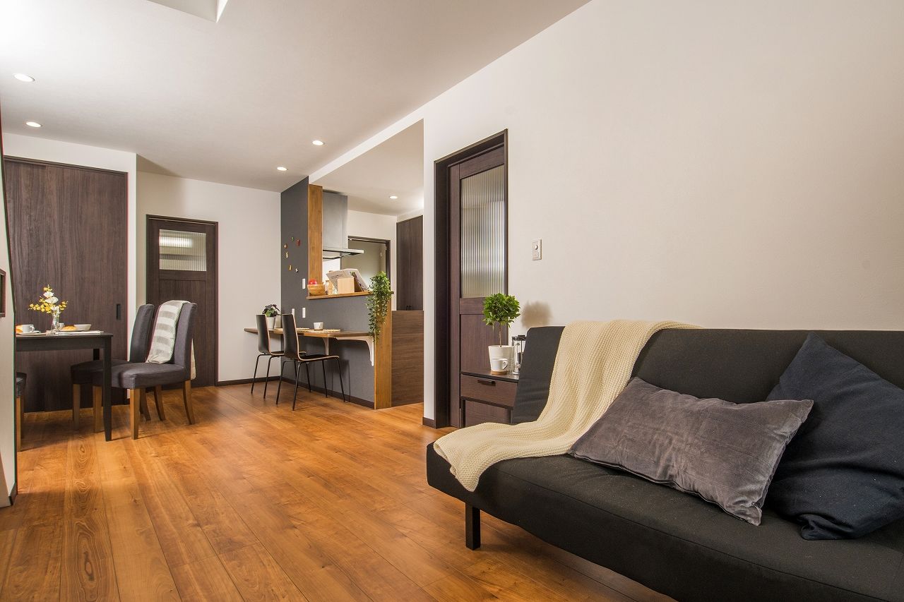 プラネットホーム 【本体価格1,755万円】シックな装いで統一された、上質さを感じる和モダンテイストの家の建築実例画像4