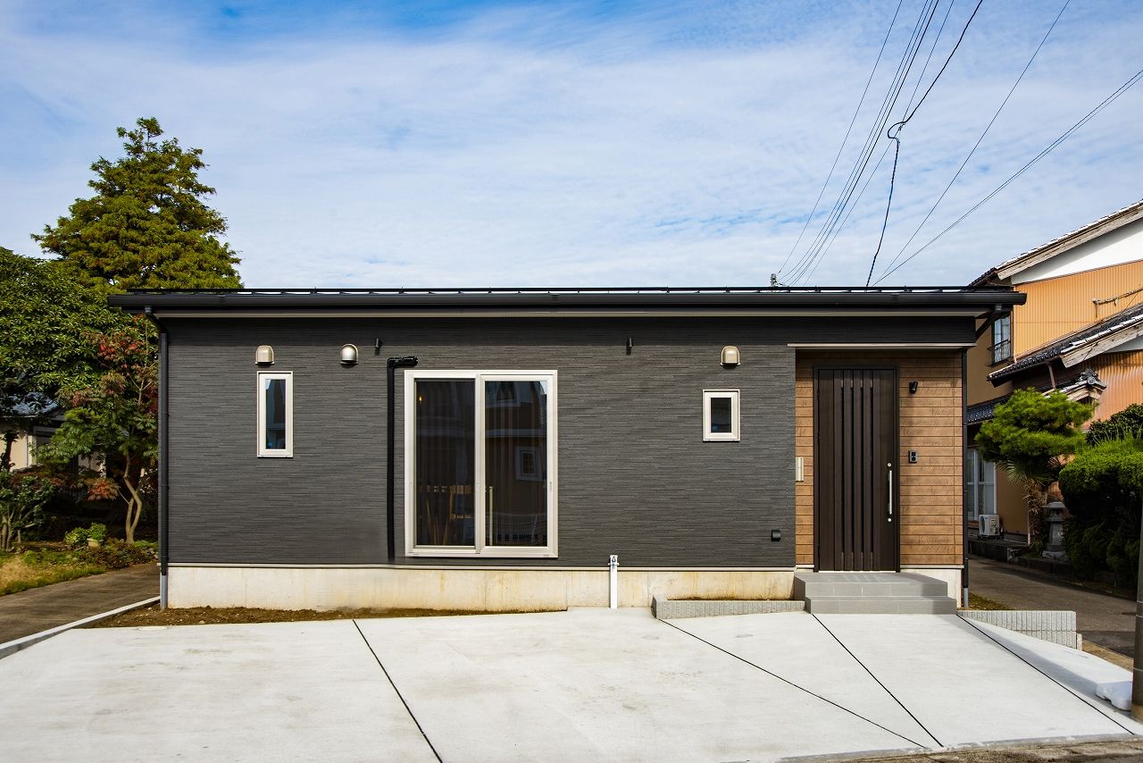 プラネットホーム 使い勝手が良い可変性のある間取りとシンプルなデザイン。長く安心して暮らせる和モダンスタイルの平屋の建築実例画像2