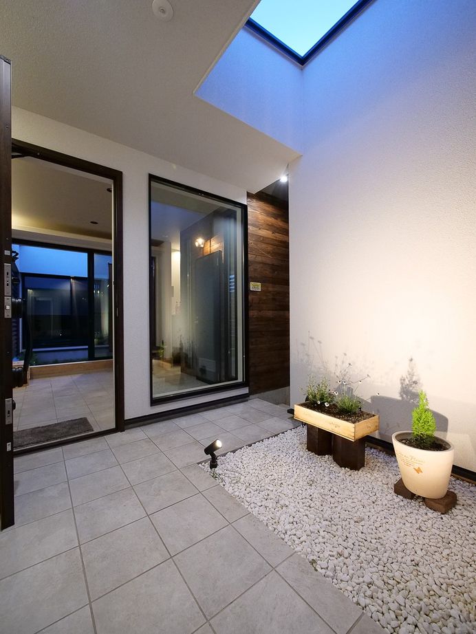 Azuma(吾妻建築店) 中庭、ガレージ、ワインセラー…と、暮らしが熟成されていく平屋+αの家の建築実例画像4