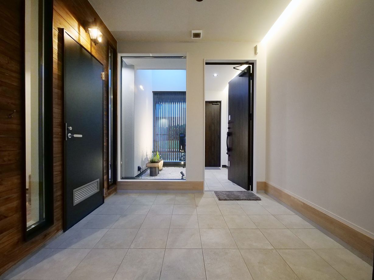 Azuma(吾妻建築店) 中庭、ガレージ、ワインセラー…と、暮らしが熟成されていく平屋+αの家の建築実例画像5