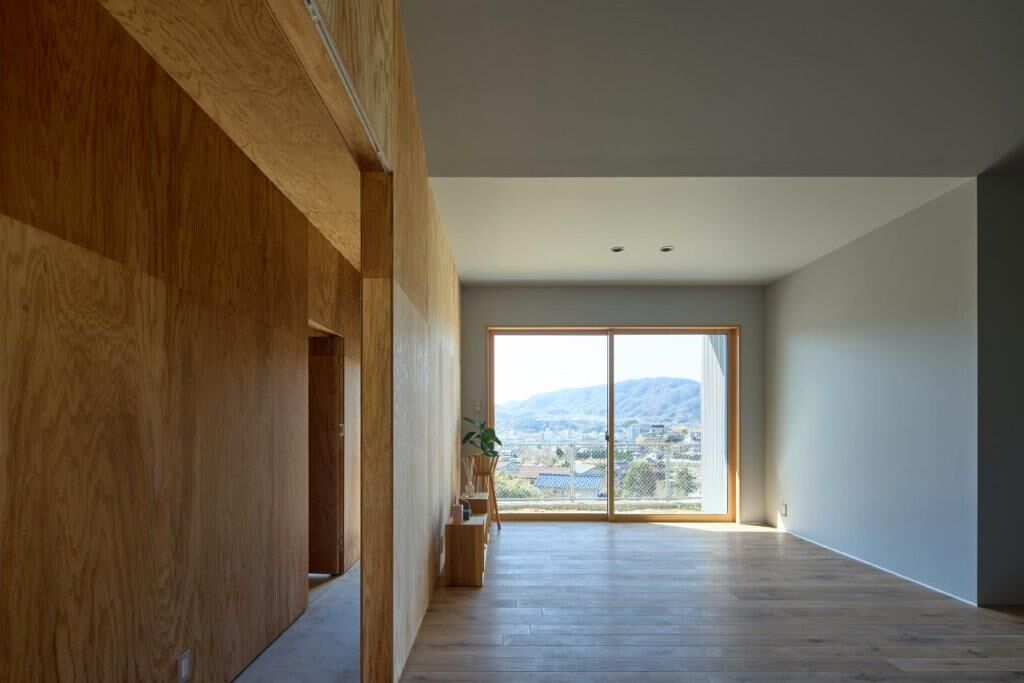 Tamada工房 【平屋/2人暮らし】合板×グレーの壁紙の内観。ガルバリウムで覆われたシンプルスタイリッシュな平屋の建築実例画像2