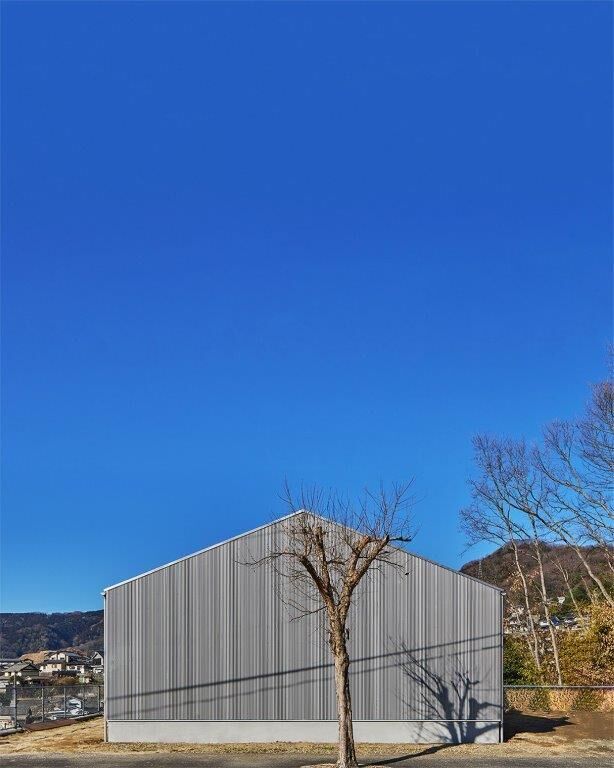 Tamada工房 【平屋/2人暮らし】合板×グレーの壁紙の内観。ガルバリウムで覆われたシンプルスタイリッシュな平屋の建築実例画像3