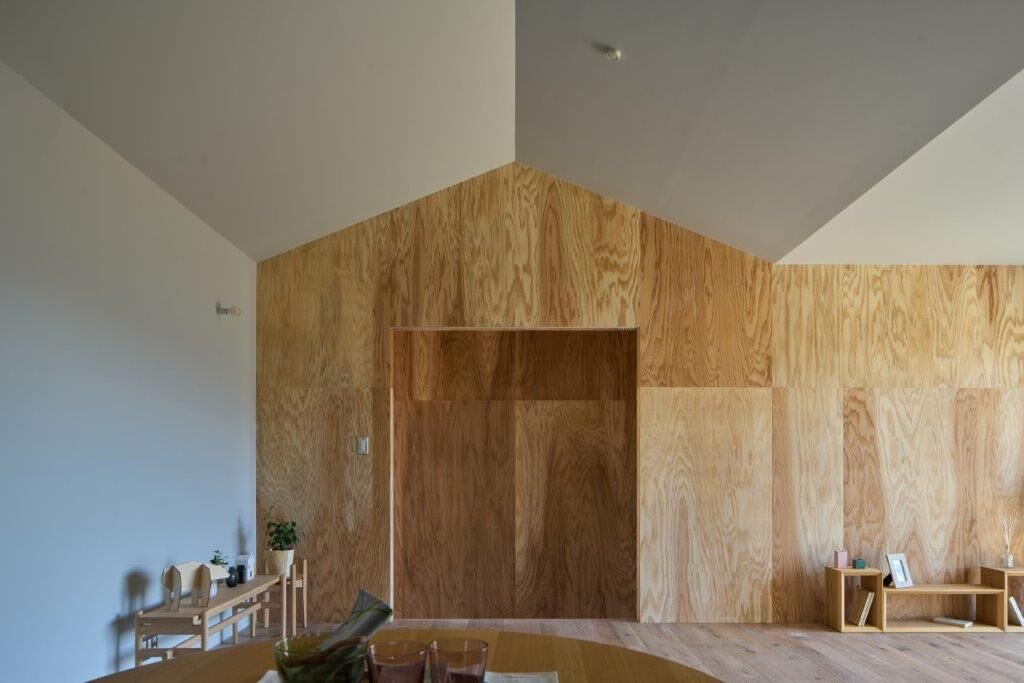 Tamada工房 【平屋/2人暮らし】合板×グレーの壁紙の内観。ガルバリウムで覆われたシンプルスタイリッシュな平屋の建築実例画像4