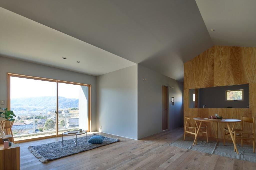 Tamada工房 【平屋/2人暮らし】合板×グレーの壁紙の内観。ガルバリウムで覆われたシンプルスタイリッシュな平屋の建築実例画像5