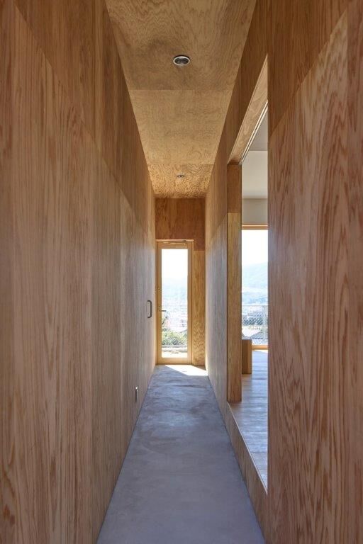 Tamada工房 【平屋/2人暮らし】合板×グレーの壁紙の内観。ガルバリウムで覆われたシンプルスタイリッシュな平屋の建築実例画像7