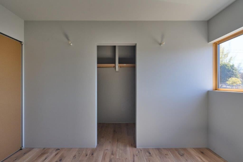 Tamada工房 【平屋/2人暮らし】合板×グレーの壁紙の内観。ガルバリウムで覆われたシンプルスタイリッシュな平屋の建築実例画像8